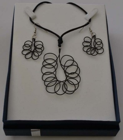 Conjunto colgante-pendientes muelle negro