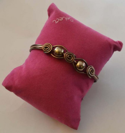 Pulsera marrón con bolas y espirales