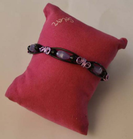 Pulsera morada y negra con piedras moradas