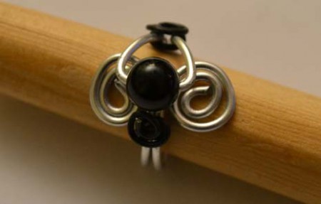 Anillo espirales plateado con bola negra