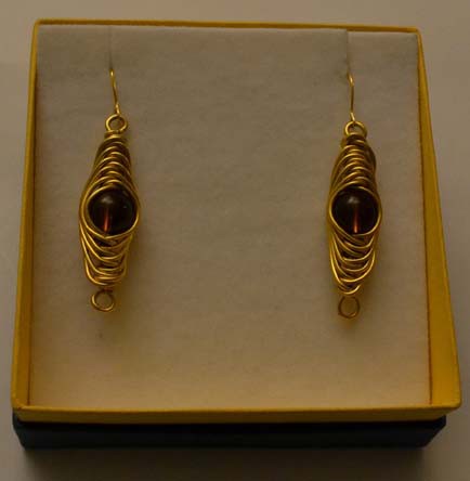 Pendientes dorados con piedra marrón